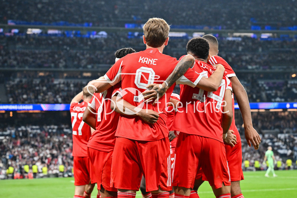Real Madrid - FC Bayern München | MADRID, SPAIN - 07. APRIL: Bayern celebrates the goal to makes 0-2 by  Harry KANE (FC Bayern Munich 9) / Tor / Torschuetze / Freude / Happy during the UEFA Champions League match between Real Madrid vs. FC Bayern Munich on Quarterfinal first leg at Estadio Santiago Bernabeu