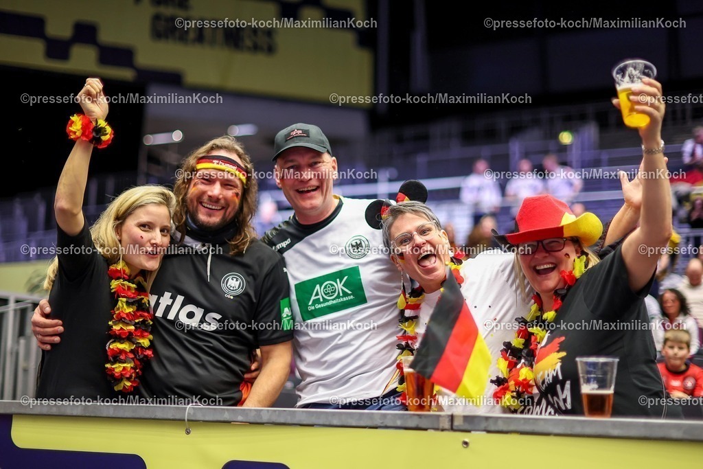EHF15012602010 | 15.01.2026, Handball, Men's EHF EURO 2026, Deutschland - Östereich, Jyske Bank Boxen in Herning, Dänemark, Preliminary Round: Feature zahlreiche deutsche Fans Zuschauer Besucher feiern ihre Mannschaft und haben sichtlich Spaß 
