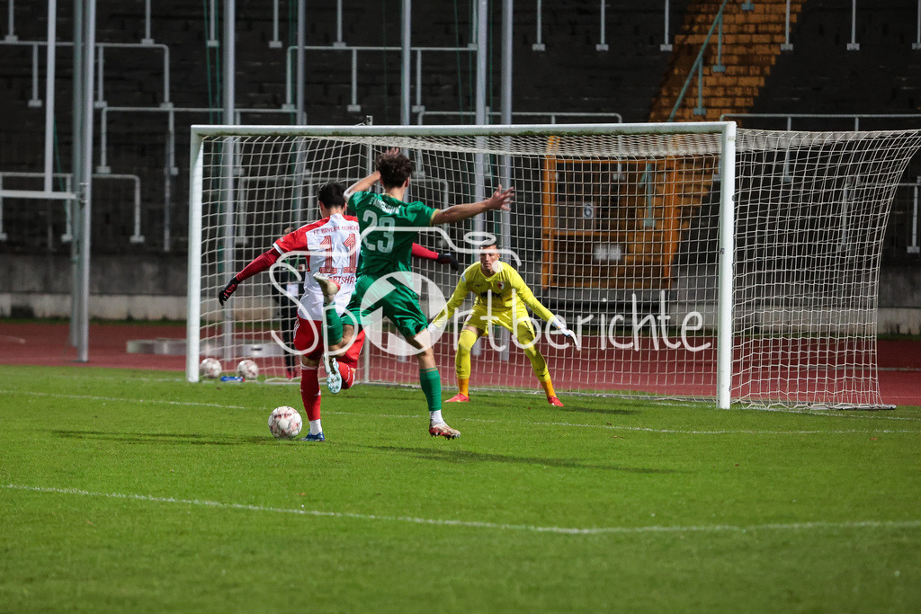 FC Augsburg II - FC Bayern Amateure | Dion BERISHA (FCB #11) auf dem Weg zum tor / Aaron ZEHNTER (FCA #23) / Marcel LUBIK (FCA #1)