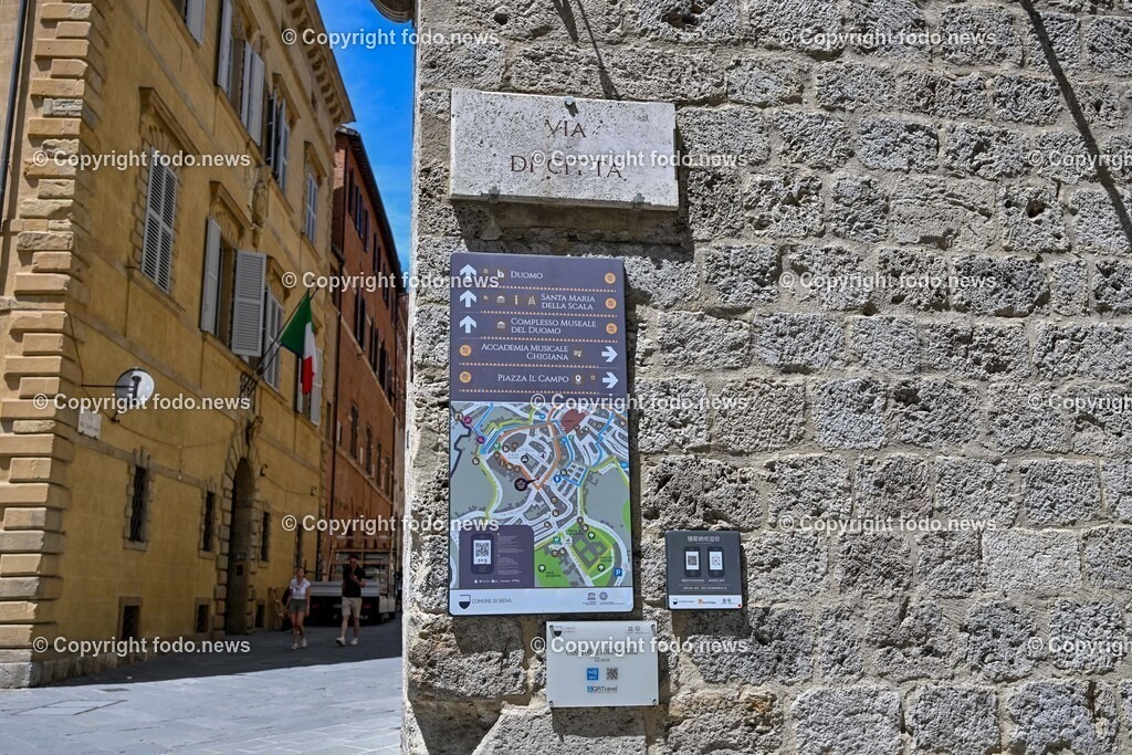 Italien_ Toscana_ Siena_ 27.05.2024-80 | 27.05.2024, Italien, ITA, Toskana, Siena im Bild Stadtansichten, Gebäude, Architektur, Touristen, Historisch, Souvenier, Piazza Del Campo, Dom von Siena


Siena ist Hauptstadt der Provinz Siena und gilt als eine der schönsten Städte der Toskana und Italiens. Die historische Altstadt gehört seit 1995 zum UNESCO-Welterbe. 

