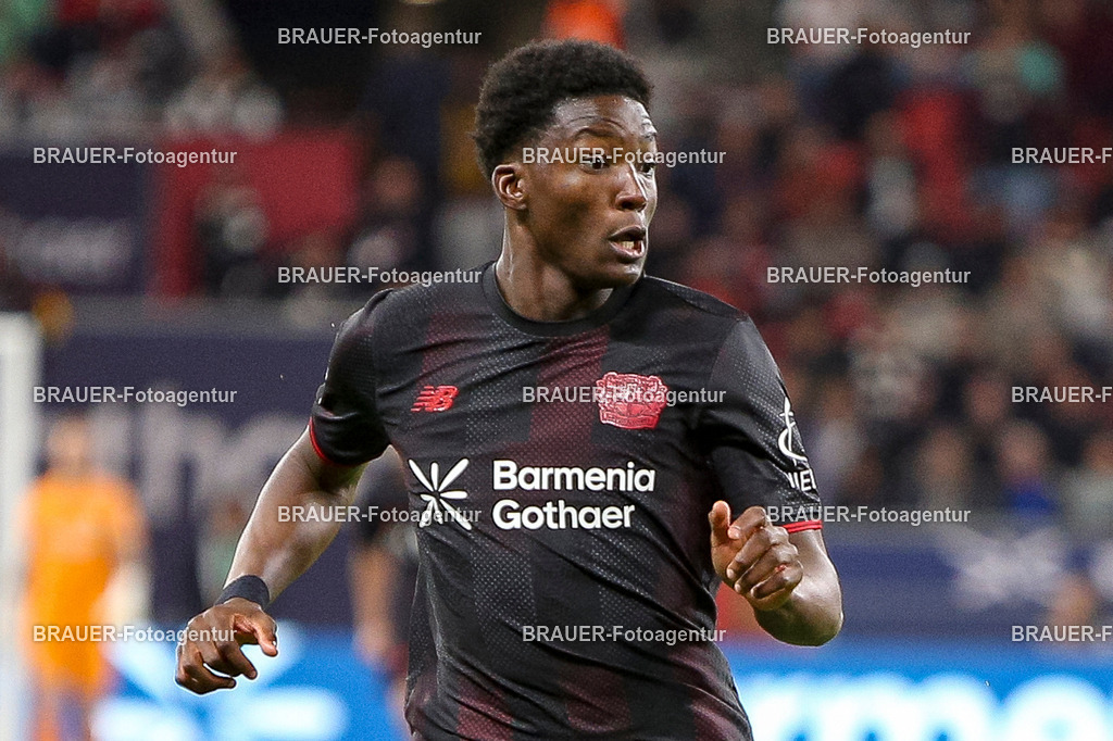 Bayer 04 Leverkusen vs Eintracht Frankfurt - Bundesliga  | Leverkusen, Deutschland, 12.09.25:   Axel Tape (Bayer 04 Leverkusen) schaut waehrend des Spiels der Bundesliga zwischen  Bayer 04 Leverkusen vs Eintracht Frankfurt in der BayArena(Foto von Brauer-Fotoagentur / Adrian Schlueter)