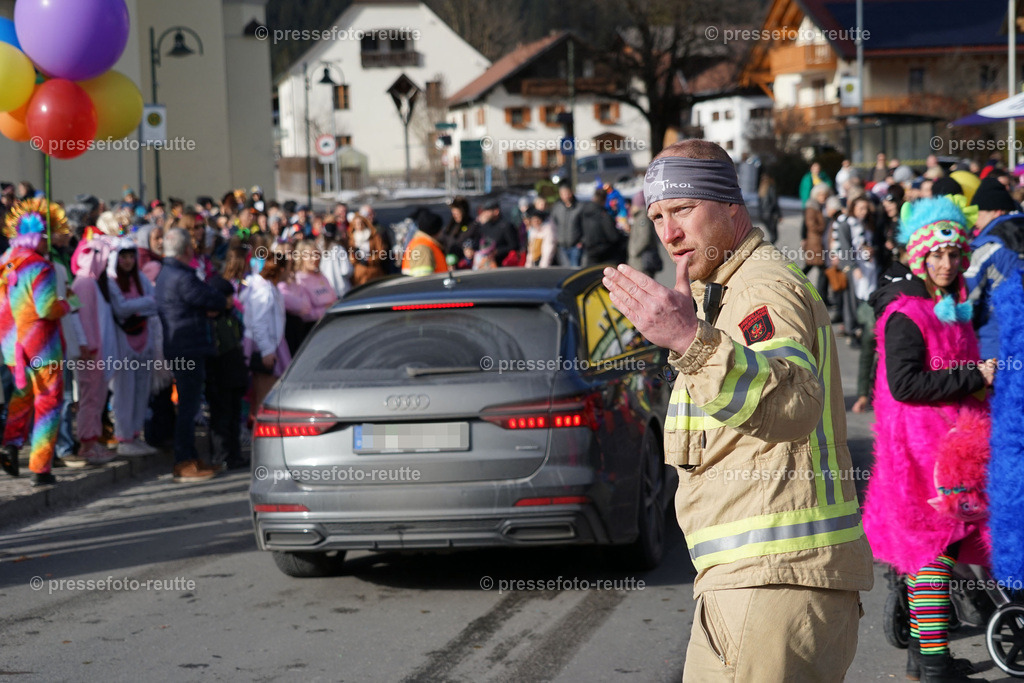 07-news-2023-Feb11-Fasching-Weissenbach-DSC01777 | Info aus dem Bezirk Reutte/Ausserfern Tirol sowie eine umfangreiche Bilddatenbank über die gesamte Region: Lechtal, Talkessel Reutte, Tannheimertal, Zwischentoren. Lech, Plansee, Zugspitze, Grenztunnel, B179, Fernpassstraße, Verkehr, Lawinen, Tradition, - Realisiert mit Pictrs.com