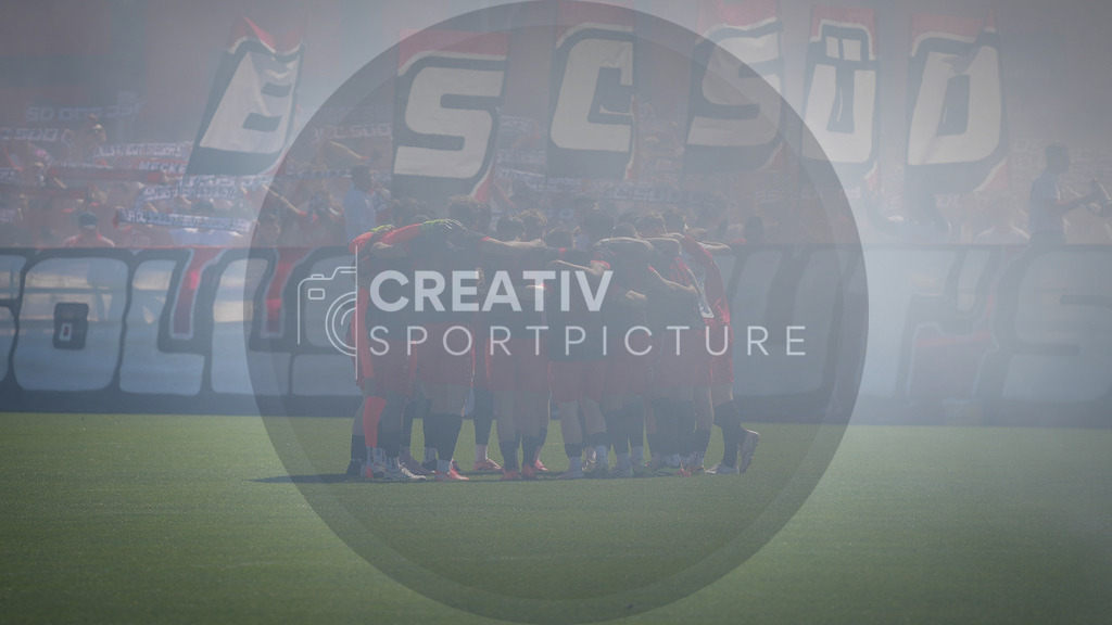 Fußball, Herren, Saison 2025/2026, Brandenburgliga, 23. Spieltag, Brandenburger SC Süd 05 vs. BSG Stahl Brandenburg, Samstag 25.04.2026, Werner-Seelenbinder-Sportplatz Brandenburg an der Havel | Fußball, Herren, Saison 2025/2026, Brandenburgliga, 23. Spieltag, Brandenburger SC Süd 05 vs. BSG Stahl Brandenburg, Samstag 25.04.2026, Werner-Seelenbinder-Sportplatz Brandenburg an der Havel, Im Bild: Der Mannschaftskreis des Brandenburger SC Süd vor Spielbeginn überschattet vom Nebel der Pyrotechnik - Realisiert mit Pictrs.com