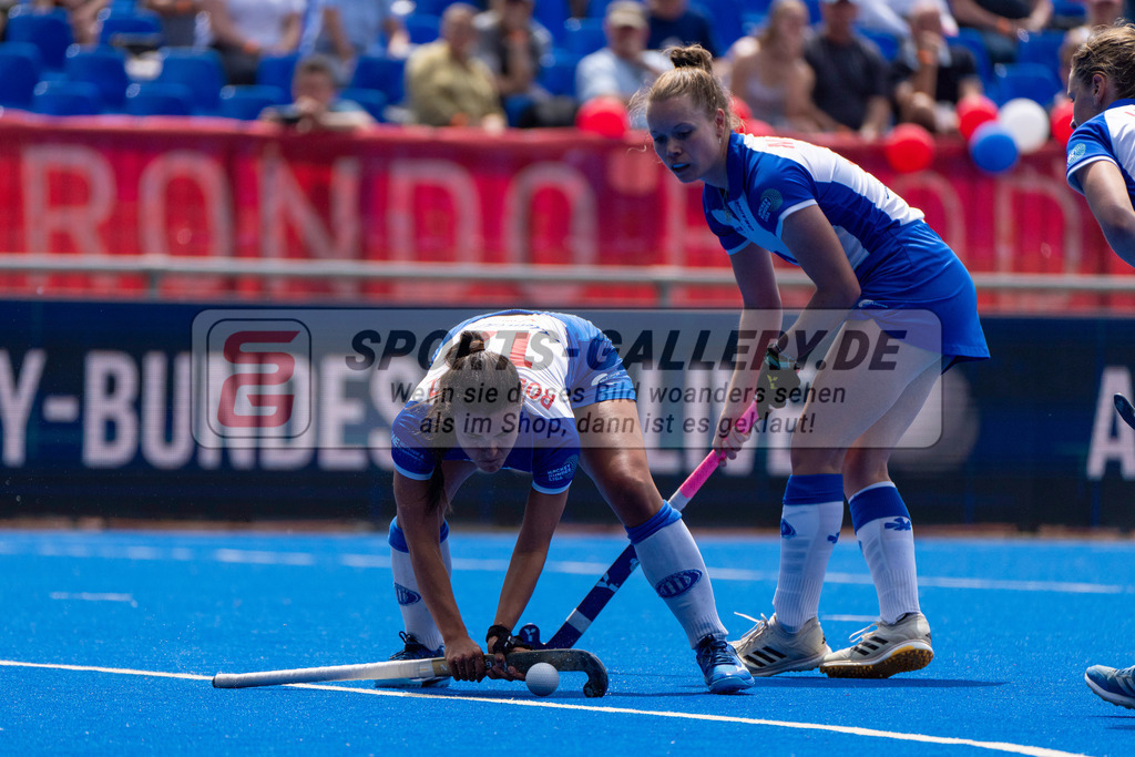 Final4_20250531-1311-HK107656 | Krefeld, Deutschland, 31.05.2025:  Feldhockey Final4 2025 – „Deutsche Feldhockey-Meisterschaften 2025“ im Gerd-Wellen-Hockeyanlage am 31.05.2025 in Krefeld, Deutschland. (Foto von Kramhöller/Fehrmann/Kaste)Krefeld, Germany, 31.05.2025: Feldhockey Final4 2025 – „Deutsche Feldhockey-Meisterschaften 2025“ in Gerd-Wellen-Hockeyanlage at 31.05.2025 in Krefeld, Deutschland. (Foto from Kramhöller/Fehrmann/Kaste)
