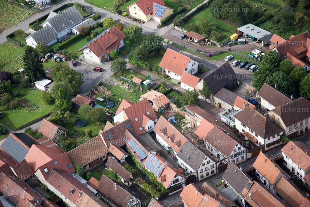 Luftbild: Dorf - Ansicht im Ortsteil Heuchelheim in Heuchelheim-Klingen im Bundesland Rheinland-Pfalz in Deutschland. Foto: IMG_072685.jpg vom 19.09.2014 durch Werner Riehm/FLY-FOTO.de