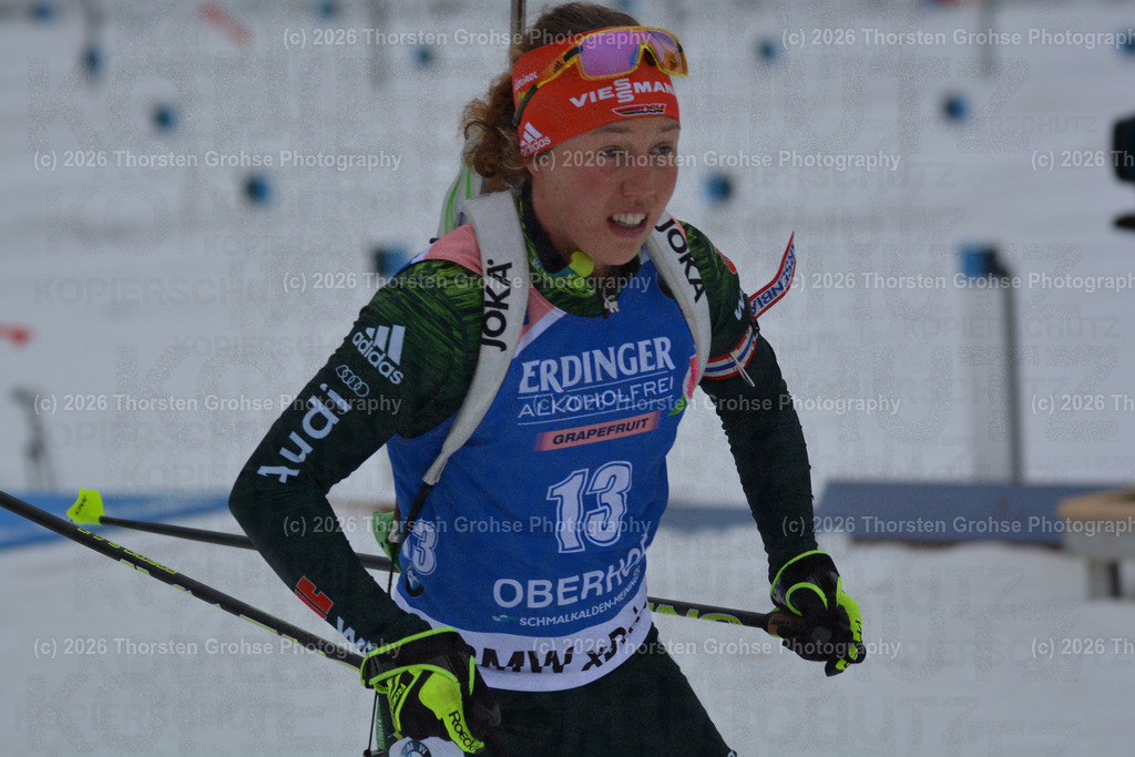 IBU WC Biathlon Oberhof 2018 | DAHLMEIER Laura (GER) verlaesst den Schiessstand; IBU WC Biathlon Oberhof 2018, 10 km Verfolgung der Frauen am 06.01.2018 in der DKB Ski Arena in Oberhof, (Deutschland) - Realisiert mit Pictrs.com