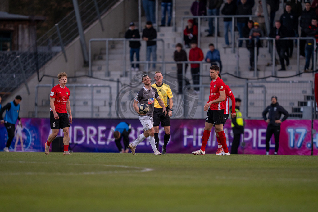 SG Sonnenhof Grossaspach vs. SSV Ulm 1846 Fussball, Fussball, WFV-Pokal, Viertelfinale, 01.04.2026 | Dennis Chessa (SSV Ulm 1846 Fussball, #11) ist mit der Entscheidung von Schiedsrichter Lars Erbst nicht zufrieden,SG Sonnenhof Grossaspach vs. SSV Ulm 1846 Fussball, Fussball, WFV-Pokal, Viertelfinale, 01.04.2026