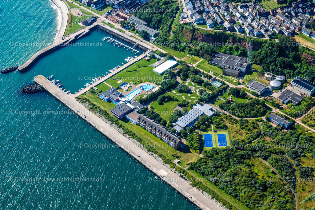 Helgoland_Schwimmbad_ELS_7696280824 | HELGOLAND 28.08.2024 Schwimmbecken des Hallen und Freibades "Mare Frisicum - SPA HELGOLAND" " in Helgoland im Bundesland Schleswig-Holstein, Deutschland. Weiterführende Informationen bei: Helgoland Tourismus-Service. // Swimming pool of the indoor and outdoor swimming pool "Mare Frisicum - SPA HELGOLAND" in Helgoland in the state Schleswig-Holstein, Germany. Further information at: Helgoland Tourismus-Service. Foto: Martin Elsen