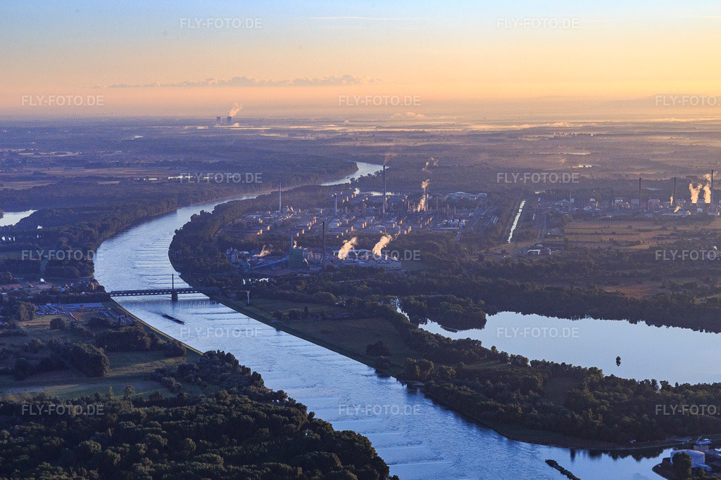 Luftbild: Rheinbrücken und Kinielinger Seee von Süden im Ortsteil Knielingen in Karlsruhe im Bundesland Baden-Württemberg in Deutschland. Foto: IMG_092207.jpg vom 01.08.2016 durch Werner Riehm/FLY-FOTO.de
