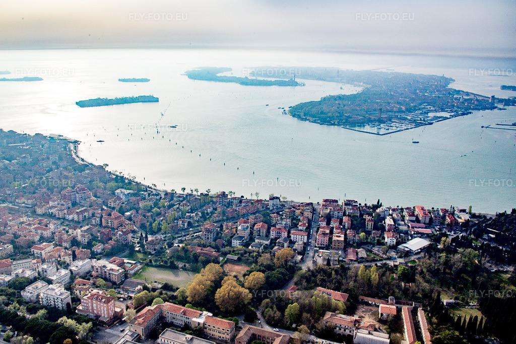 Vue aérienne: Vue de la ville à San Nicolò di Lido dans le département Vénétie, Italie. Photo: IMG_087509.jpg prise le 06/04/2016 par Werner Riehm/FLY-FOTO.eu – Résolution de l'original: 5069 x 3380 px