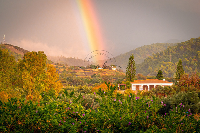Regenbogen über Hügeln und einem Haus bei Agia Marina auf Zypern | Regenbogen über Hügeln und einem Haus bei Agia Marina auf Zypern