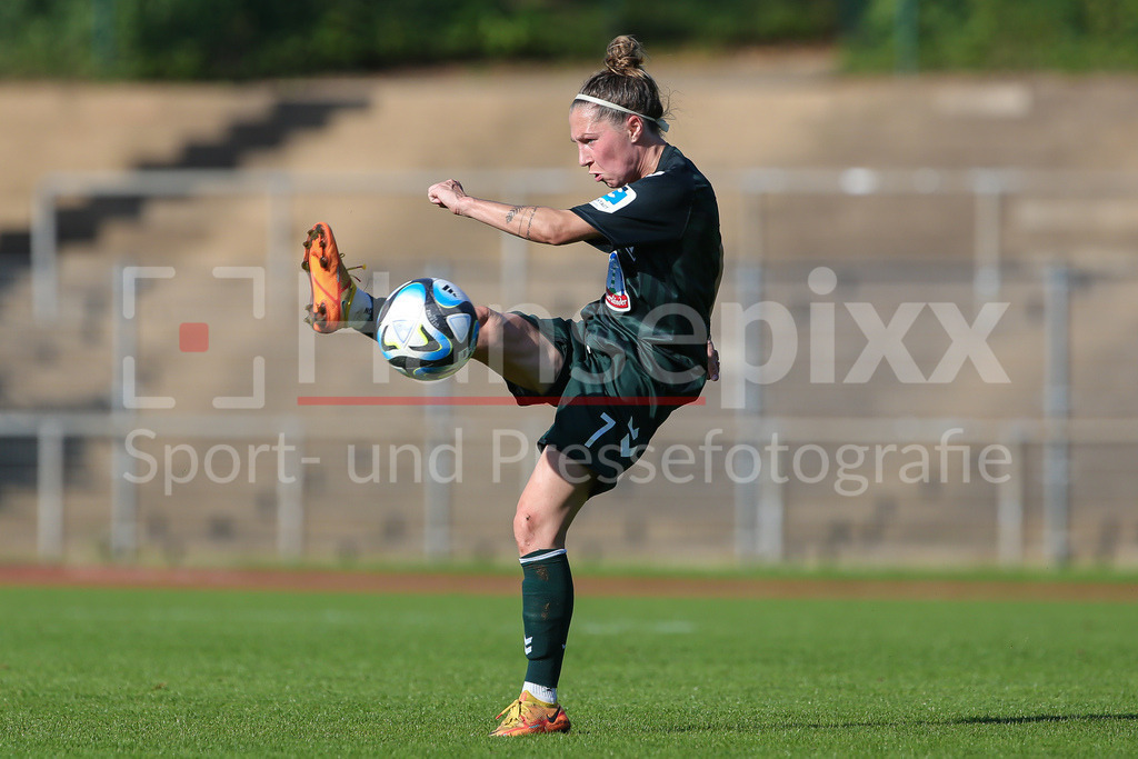 Fussball, DFB-Pokal Frauen, Borussia Mönchengladbach - SV Werder Bremen | v.li.: Lisa Josten (SV Werder Bremen, 7) am Ball, Einzelbild, Ganzkörper, Aktion, Action, Spielszene, DIE DFB-RICHTLINIEN UNTERSAGEN JEGLICHE NUTZUNG VON FOTOS ALS SEQUENZBILDER UND/ODER VIDEOÄHNLICHE FOTOSTRECKEN. DFB REGULATIONS PROHIBIT ANY USE OF PHOTOGRAPHS AS IMAGE SEQUENCES AND/OR QUASI-VIDEO.
