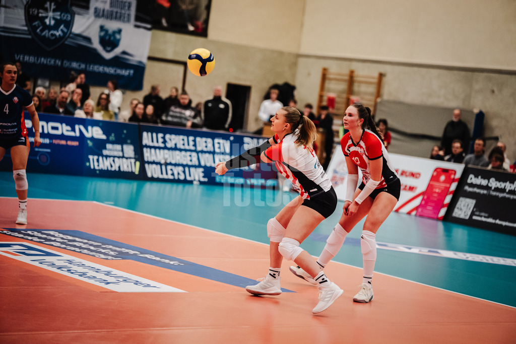 Volleyball | Frauen | Saison 2025/2026 | Volleyball Bundesliga | ETV Hamburger Volksbank Volleys vs. Binder Blaubären TSV Flacht | 06.12.2025 | Fiona Dittmann (#14, ETV Hamburger Volksbank Volleys) bei der Annahme