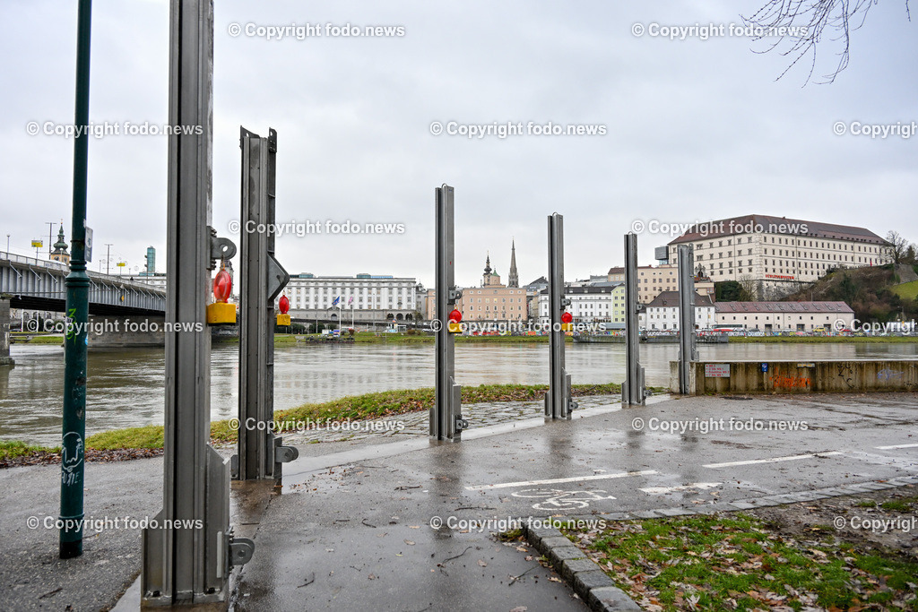 Linz_ Urfahr_ Hochwasserschutz_ 22.12.2023-11 | 22.12.2023, Linz, AUT, Urfahr, Hochwasser, im Bild Vorbereitung Hochwasserschutz Donaulaende Linz Urfahr, Donaustrand