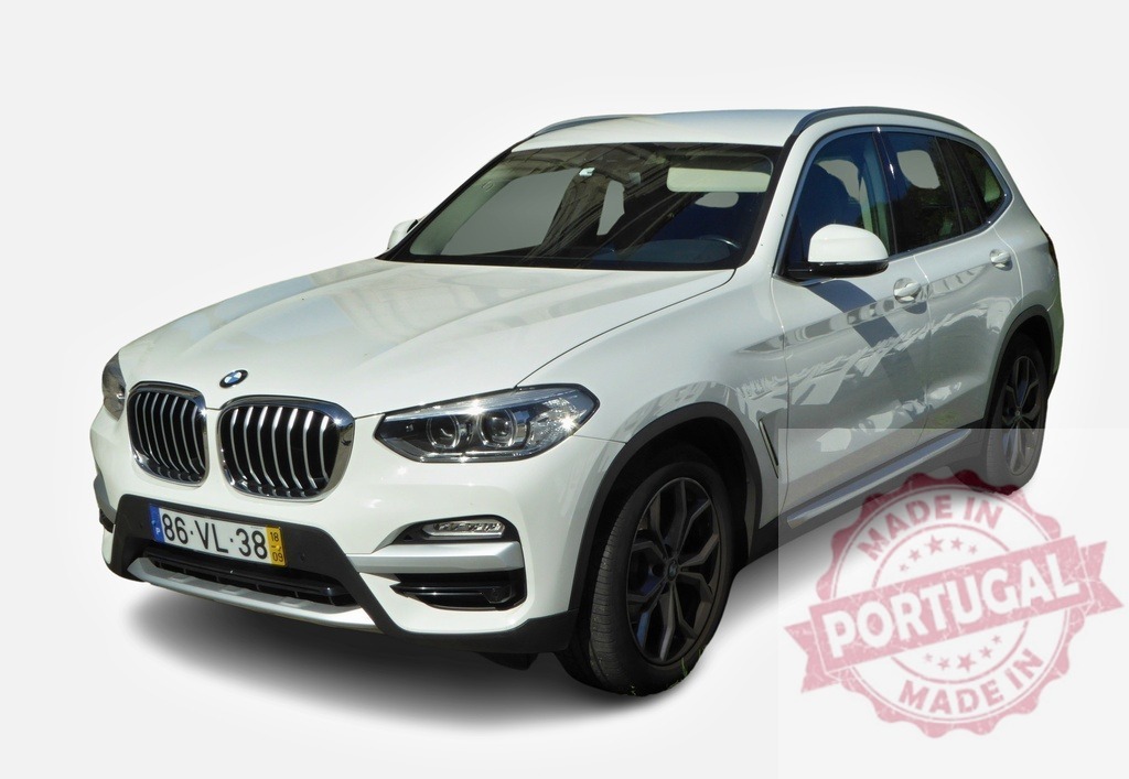 White BMW X3 parking on white background | Modern white BMW X3 parking on a white background - Realisiert mit Pictrs.com