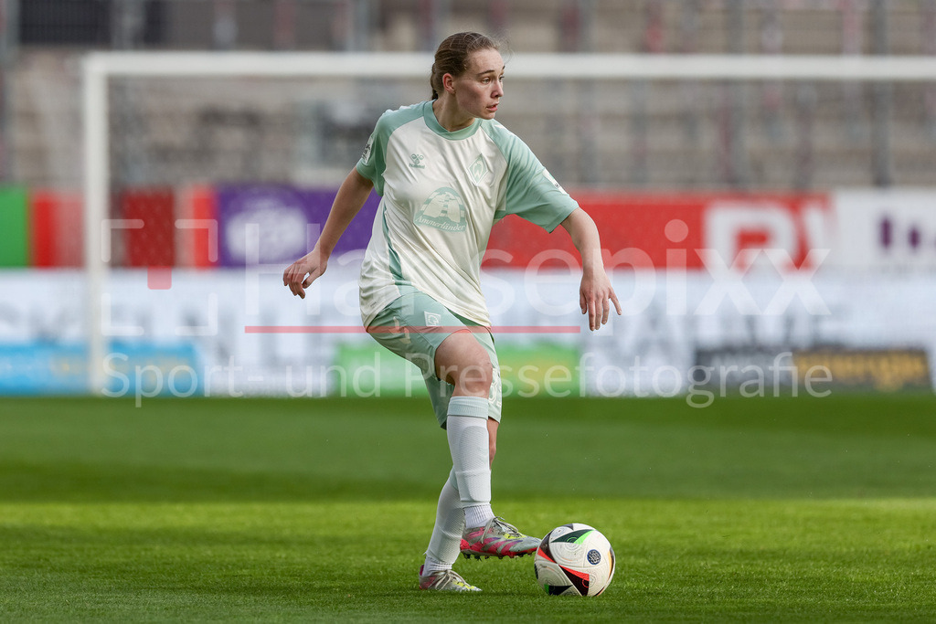 Fussball, Google Pixel Frauen-Bundesliga, SGS Essen - SV Werder Bremen | v.li.: Maria Penner (SV Werder Bremen, 33) am Ball, Freisteller, Einzelbild, Ganzkörper, Aktion, Action, Spielszene, DIE DFB-RICHTLINIEN UNTERSAGEN JEGLICHE NUTZUNG VON FOTOS ALS SEQUENZBILDER UND/ODER VIDEOÄHNLICHE FOTOSTRECKEN. DFB REGULATIONS PROHIBIT ANY USE OF PHOTOGRAPHS AS IMAGE SEQUENCES AND/OR QUASI-VIDEO.