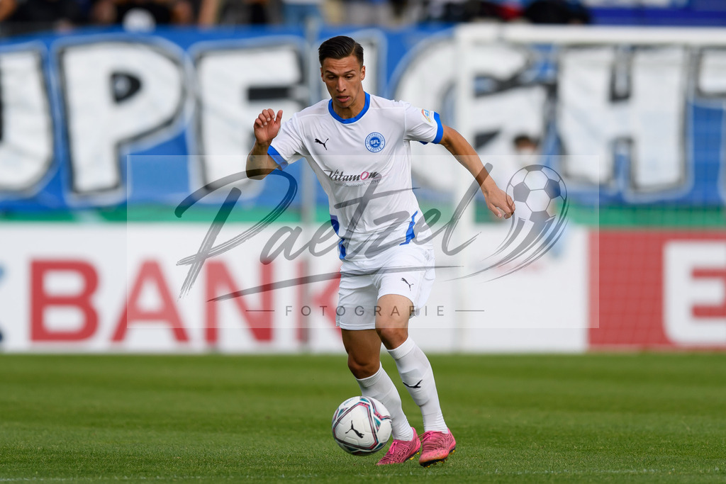 LOTKSC20210809_072 | Fussball, Herren: Tyson Richter (Sportfreunde Lotte) in Aktion, am Ball, Einzelaktion beim Spiel der 1. Runde im DFB-Pokal zwischen SF Lotte und Karlsruher SC im Stadion am Lotter Kreuz am 09.08.2021 in Lotte, Deutschland.DFB / DFL REGULATIONS PROHIBIT ANY USE OF PHOTOGRAPHS AS IMAGE SEQUENCES AND/OR QUASI-VIDEO. - Realisiert mit Pictrs.com