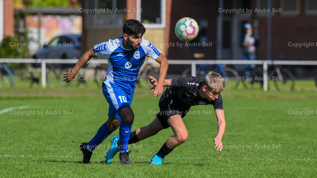Kieler MTV vs TSV Bordesholm | Karl Krause (KMTV #7) vs Sahand Hamed (Bordesholm #10) / Fußball-Verbandsliga Ost Männer 2025/2026 / Kieler MTV vs TSV Bordesholm / Professor-Peters-Platz / Kiel / 28.09.25 - Realisiert mit Pictrs.com