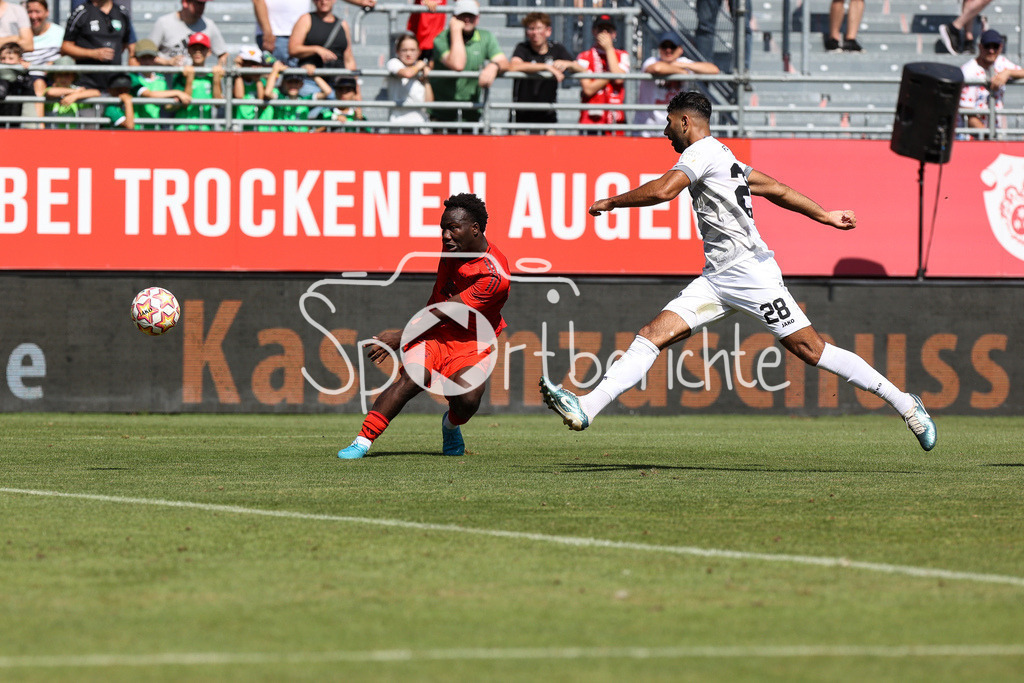 FC Würzburger Kickers - FC Bayern Amateure | Torschuss Emirhan DEMIRCAN (FC Bayern München II #11) kann von Ebrahim FARAHNAK (Würzburger Kickers #28) nicht verhindert werden / Regionalliga Bayern: FC Würzburger Kickers - FC Bayern München II, AKON Arena am 24.08.2024