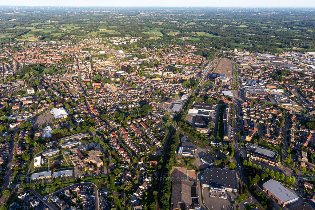 Aerial view: City view of the city center area in the district Winterswijk-Noordoost in Winterswijk in the state Gelderland, Netherlands. – Photo: IMG_007991.jpg taken on 07/12/2020 by Werner Riehm/FLY-FOTO.com – Resolution of the original: 5472 x 3648 px