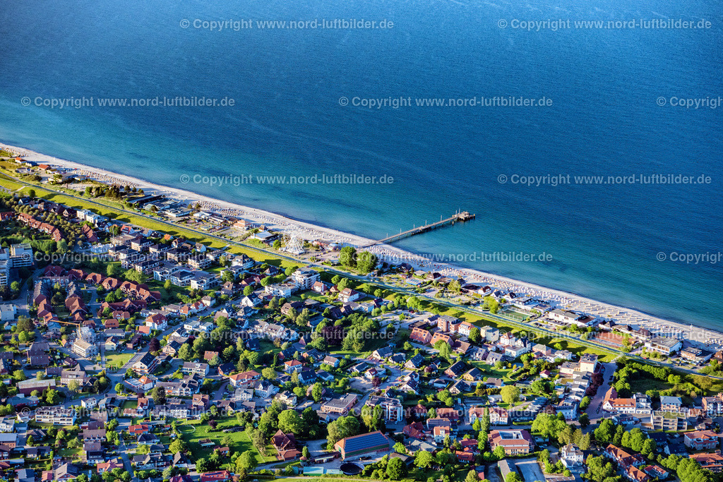 Dahme_ELS_8652030622 | DAHME 03.06.2022 Laufflächen und Konstruktion der Seebrücke über der Wasseroberfläche in Dahme an der Ostseeküste im Bundesland Schleswig-Holstein, Deutschland. // Running surfaces and construction of the pier over the water surface in Dahme at the baltic coast in the state Schleswig-Holstein, Germany. Foto: Martin Elsen