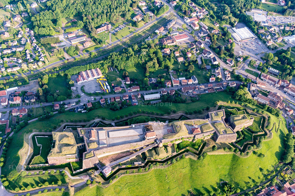 Vue aérienne: Fragments de la citadelle - complexe fortifié de la citadelle de Bitche à Bitche dans le département Moselle, France – .Photo: IMG_107240.jpg prise le 18/05/2018 par Werner Riehm/FLY-FOTO.eu – Résolution de l'original: 4410 x 2940 px