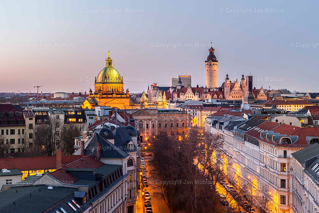 Leipzig von oben | Die Leipzig Skyline von oben ist ein echtes Highlight für Fotofans, Städtereisende und alle, die Leipzigs Kontraste zwischen Historie und Moderne schätzen – von City-Hochhäusern über Uni-Riese bis Völkerschlachtdenkmal und jede Menge Grün drumherum. - Realisiert mit Pictrs.com