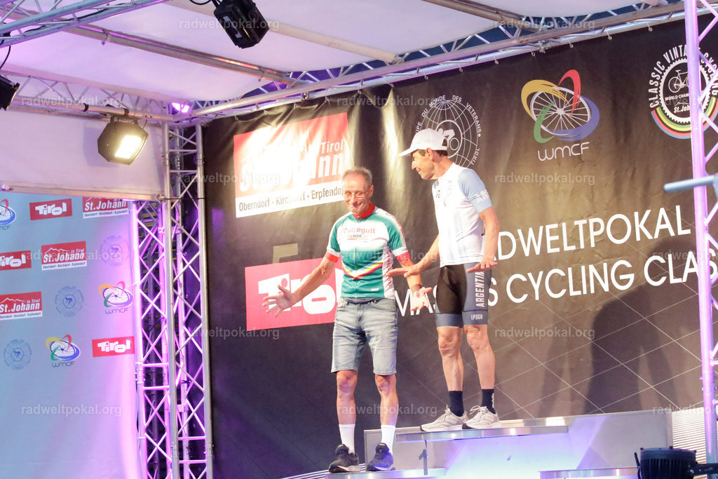 1451_20230817_Bewerb_Maenner_Muehlanger | AUT - OESTERREICH, 2023-08-16: SPORT RENNRAD-FAHREN - 55. INTERNATIONALER RADWELTPOKAL IN ST. JOHANN IN TIROL  - Vintage-Radrennen mit WM-Bronze-Medaillen-Siegerin Christina Schweinberger, den Teilnehmer und Alexander Baumann (vom Orginastions-Team) - TAG 2 BEWERB MAENNER IN SECHS GRUPPEN  ; Foto: Roland Muehlanger