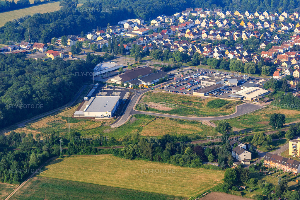 Luftbild: EDEKA Burger im Gewerbegebiet Lauterburger Straße in Kandel im Bundesland Rheinland-Pfalz in Deutschland. Foto: IMG_080706.jpg vom 12.06.2015 durch Werner Riehm/FLY-FOTO.deWWW.EDEKA.DE