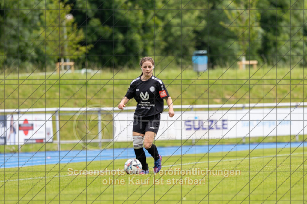 20250529_143244_1135 | #,  SGM Wendlingen-Ötlingen II (blau) vs. 1.FC Donzdorf II (schwarz), Fussball, Frauen-Bezirkspokal Finale Saison 2024/2025, Rasenplatz VfL Stadion Kirchheim, Jesinger Straße 105, 73230 Kirchheim, 29.05.2025 - 13:00 Uhr,Foto: PhotoPeet-Sportfotografie/Peter Harich
