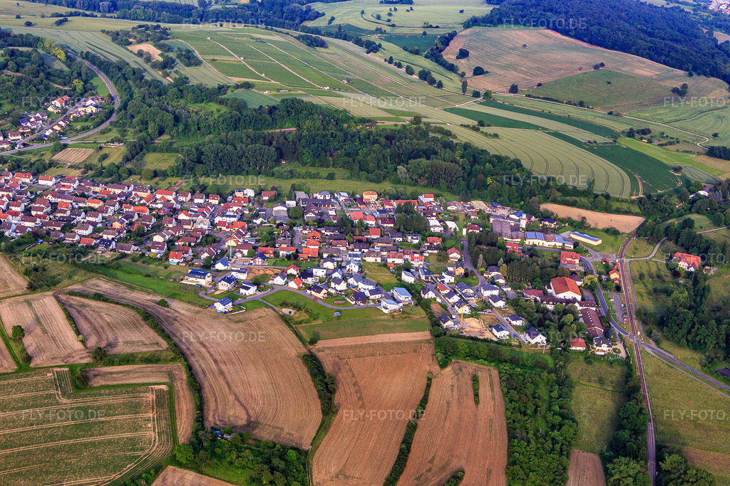 Luftbild: Ortsansicht von Westen im Ortsteil Oberöwisheim in Kraichtal im Bundesland Baden-Württemberg in Deutschland. Foto: IMG_089342.jpg vom 10.06.2016 durch Werner Riehm/FLY-FOTO.de