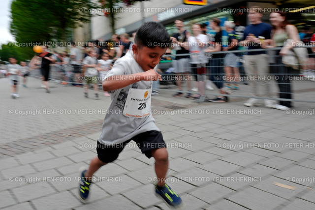 Stadtlauf Darmstadt | 18.06.2024 Leichtathletik Darmstädter Stadtlauf 2024 Darmstadt läuft Lauf Laufen hier rennender Junge beim Bambinilauf Jungen Bewegung Gesundheit Fitness (Foto: Peter Henrich) - Realisiert mit Pictrs.com