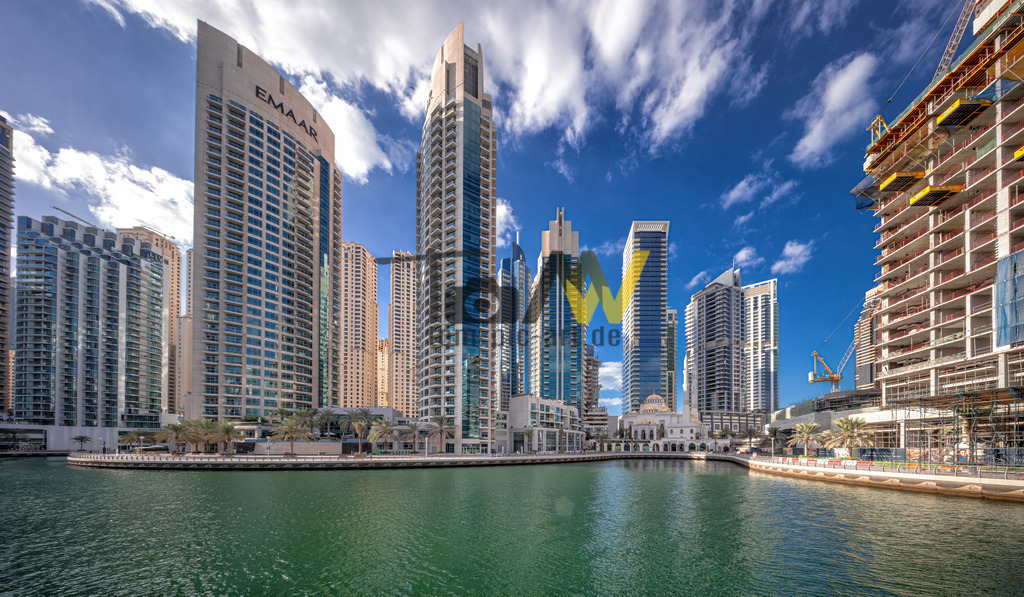 Futuristische Architektur in der Dubai Marina in Dubai--VI | Die Abbildung zeigt die Dubai Marina, ein bekanntes Viertel in Dubai, das für seine beeindruckende Skyline und den künstlichen Yachthafen bekannt ist. Das Viertel liegt an einer 3 Kilometer langen künstlichen Wasserstraße und verfügt über eine belebte, 7 Kilometer lange Promenade, den "Marina Walk". Es ist bekannt für seine hohe Dichte an Wolkenkratzern und luxuriösen Wohngebäuden, von denen einige zu den höchsten der Welt gehören. Die Gegend bietet eine Mischung aus urbanem Lebensstil und Strandnähe, mit zahlreichen Restaurants, Bars und Geschäften entlang der Promenade. Die Dubai Marina gilt als eines der stilvollsten und beliebtesten Ziele für Touristen und Einheimische gleichermaßen.  - Realisiert mit Pictrs.com