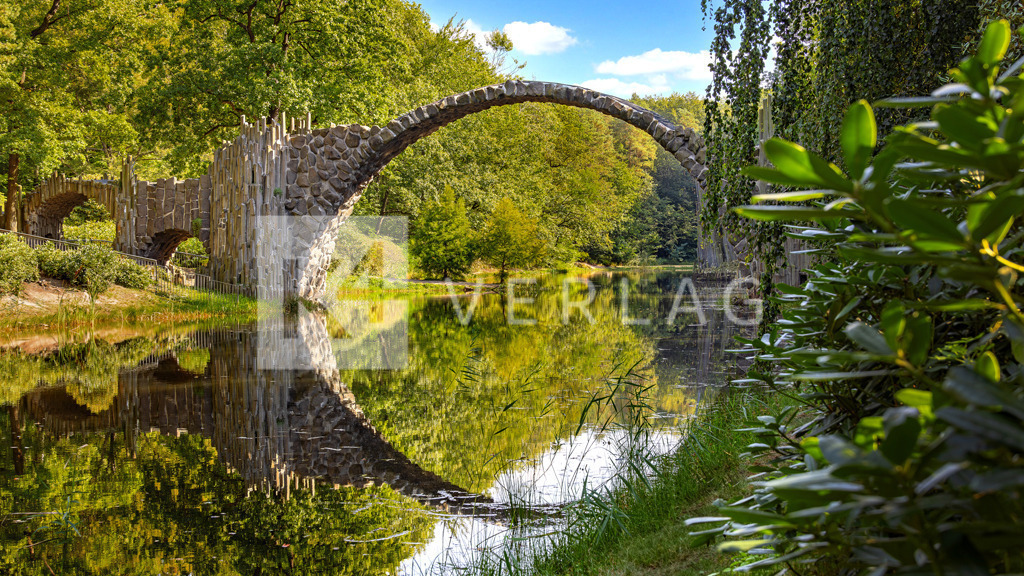 Wandbild-Panorama-Rakotzbrücke-Kromlau-0U3A2633 | Die Rakotzbrücke, auch Teufelsbrücke genannt, im Azaleen- und Rhododendronpark Kromlau am Rakotzsee - Realisiert mit Pictrs.com