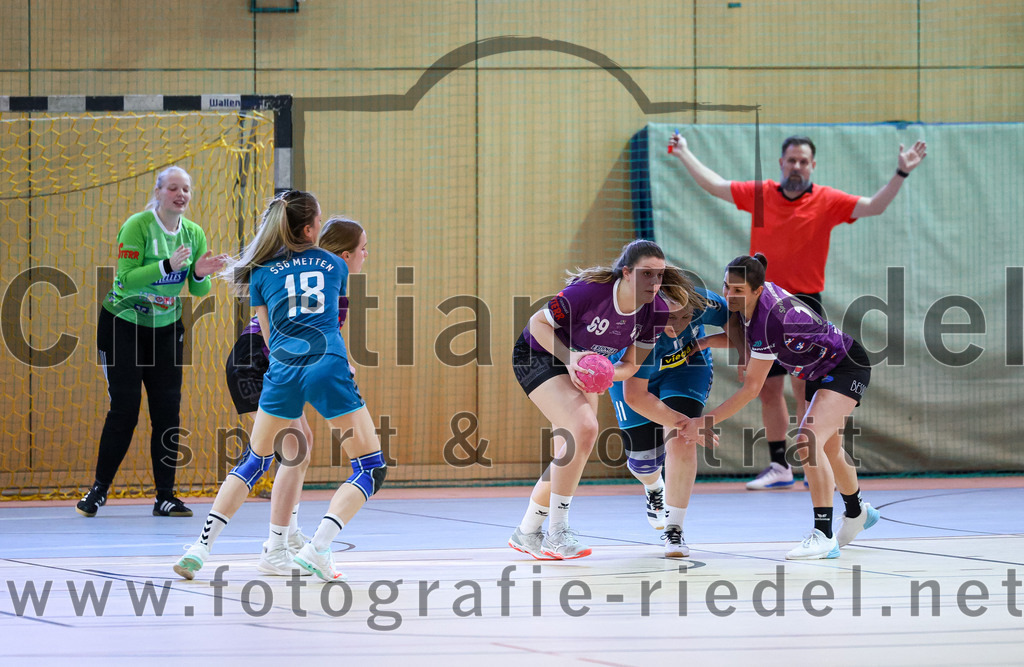 2023-03-11_011_SpVgg_Altenerding_gegen_SSG_Metten_Frauen | Erding, Deutschland, 11.03.2023:
Handball, Bezirksoberliga Frauen Altbayern 2022 / 2023, 13. Spieltag, SpVgg Altenerding gegen SSG Metten, Endergebnis: 32:26

Evi Stadler (SSG Metten, #18), Lena Edelmann (SpVgg Altenerding, #69), Ramona Achatz (SSG Metten, #11), Janina Konrad (SpVgg Altenerding, #10)

Foto: Christian Riedel / fotografie-riedel.net