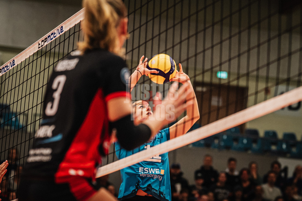 Volleyball | Frauen | Saison 2025/2026 | Volleyball Bundesliga | ETV Hamburger Volksbank Volleys vs. VC Wiesbaden | 14.03.2026 | Zuspiel von Sanne Konijnenberg (#11, VC Wiesbaden)