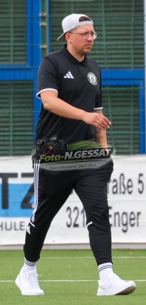 SV Enger-Westerenger - TuS Bruchmühlen | Auf dem Bild zu sehen: TuS Bruchmühlen Trainer: Silas Morgenroth SV Enger-Westerenger, TuS Bruchmühlen, Saison 25/26, Kreisliga A, Enger, Deutschland - Realisiert mit Pictrs.com