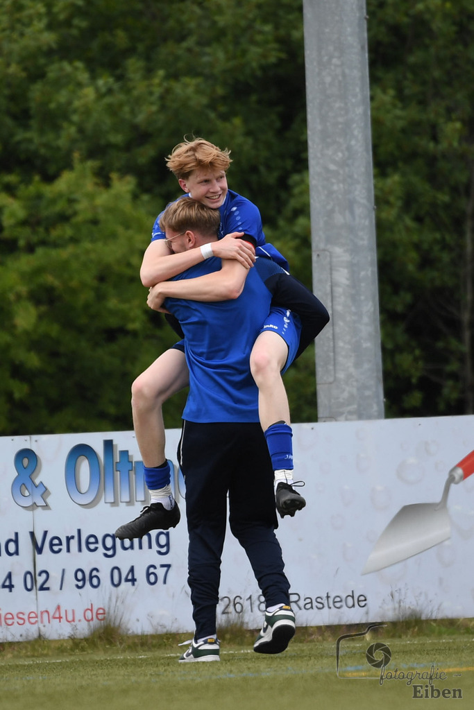 FC Rastede-JSG Esens/Dornum | B-Jugend Bezirksliga; FC Rastede (blau)-JSG Esens/Dornum (weiß) am 24.05.2025 in Rastede (Sportanlage Kötterswegs), Photo: Philip Eiben 2025 - Realisiert mit Pictrs.com