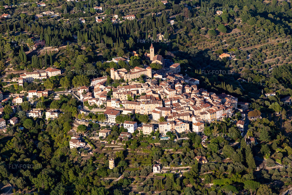 Vue aérienne: Bâtiment historique situé sur une colline du Var, à Montauroux. à Callian dans le département Var, France. Photo: IMG_129463.jpg prise le 18/09/2021 par Werner Riehm/FLY-FOTO.eu – Résolution de l'original: 5472 x 3648 px