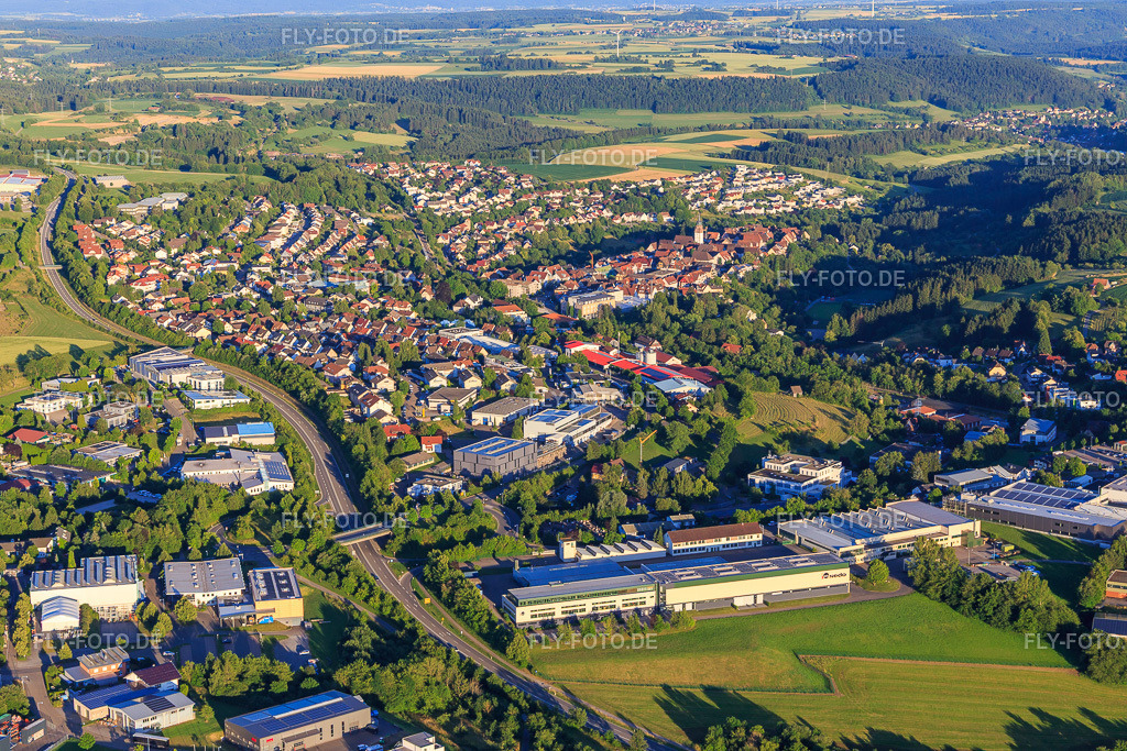 Stadtansicht aus Westen an der B28 | Luftbild: Stadtansicht aus Westen an der B28 in Dornstetten im Bundesland Baden-Württemberg in Deutschland. Foto: IMG_149021.jpg vom 28.06.2025 durch Werner Riehm/FLY-FOTO.de - Realisiert mit Pictrs.com