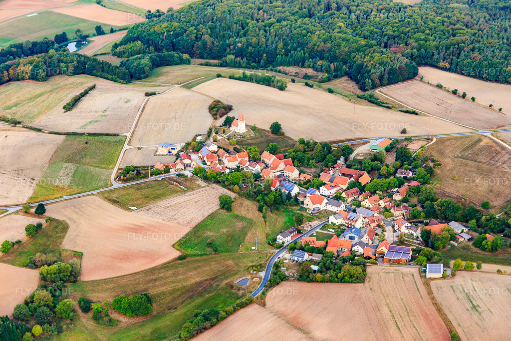 Luftbild: Ortsansicht von Südosten im Ortsteil Großbirkach in Ebrach im Bundesland Bayern in Deutschland. – Foto: IMG_111183.jpg vom 09.09.2018 durch Werner Riehm/FLY-FOTO.de – Auflösung des Originals: 5472 x 3648 px