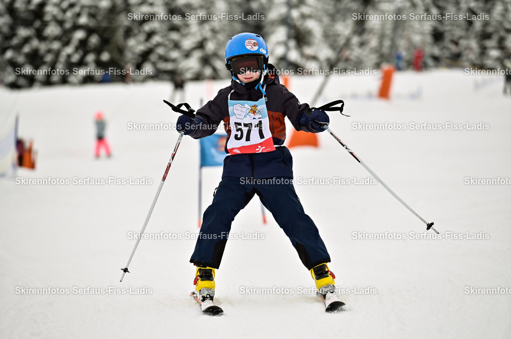 SRF_20.02.2026_0515 | Skirennfotos,Serfaus,Fiss,Ladis,Kinderskirennen,Winter,Tirol,Oberland,skirace,SFL,feelfree,weil wir's genießen,ski,Ski,skifahren,Sonnenplateau, - Realisiert mit Pictrs.com