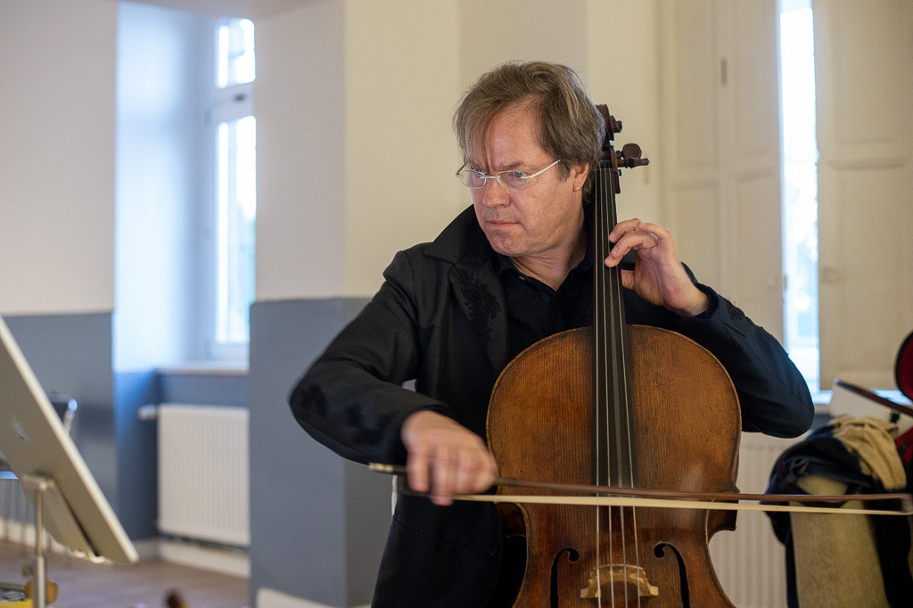 Jan Vogler | Jan Vogler spielt Bach im Forte Belvedere Leisnig zum Festival Hallo Leisnig 2022. - Realisiert mit Pictrs.com