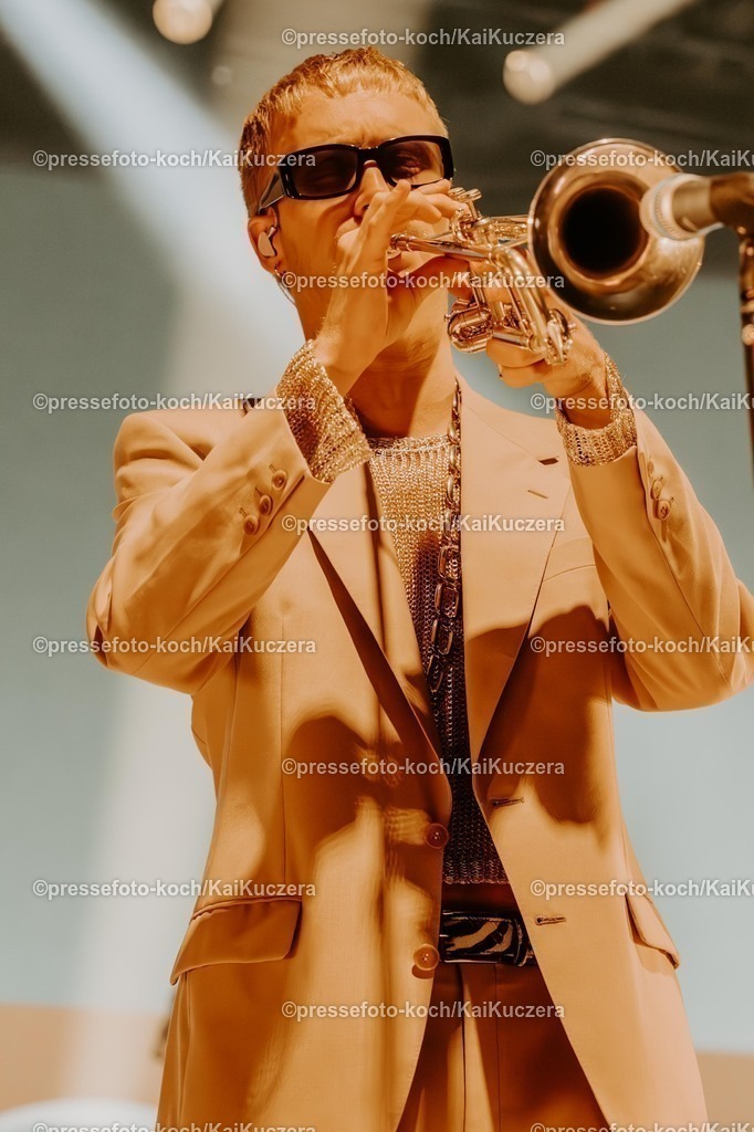 xKKU0604251007 | 06.04.2025, xkkux, Düsseldorf, Roy Bianco und Die Abbrunzati Boys performen bei ihrer Kult-Tour 2025 in der Mitsubishi Electric HALLE. 