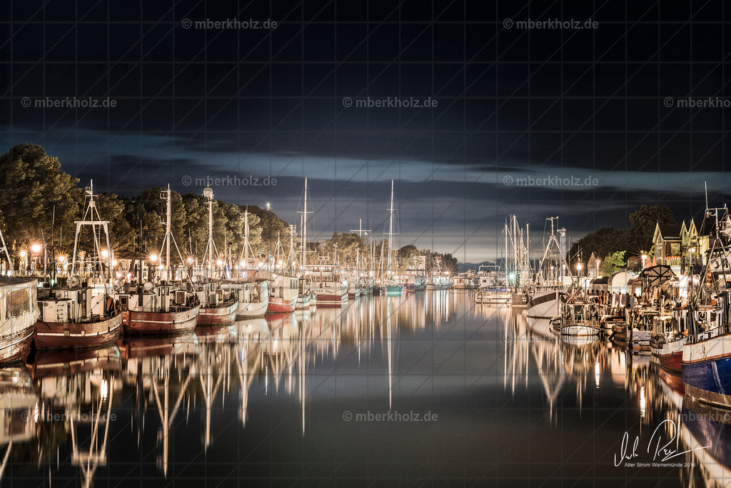 Marko_Berkholz_mberkholz_warnemünde_MBE9700be | Für dieses einmalige Foto "Blick Alter Strom" aufgenommen im Ostseebad Warnemünde, empfehle ich den Druck auf Alu Dibond gebürstet. Weiße Lichter werden bei diesem Verfahren beim Druck ausgespart. In diesen Bereichen wird die Metallfläche sichtbar und sorgt für einen besonders interessanten Effekt.

Heute im Angebot die Größe 60 cm  x 40 cm