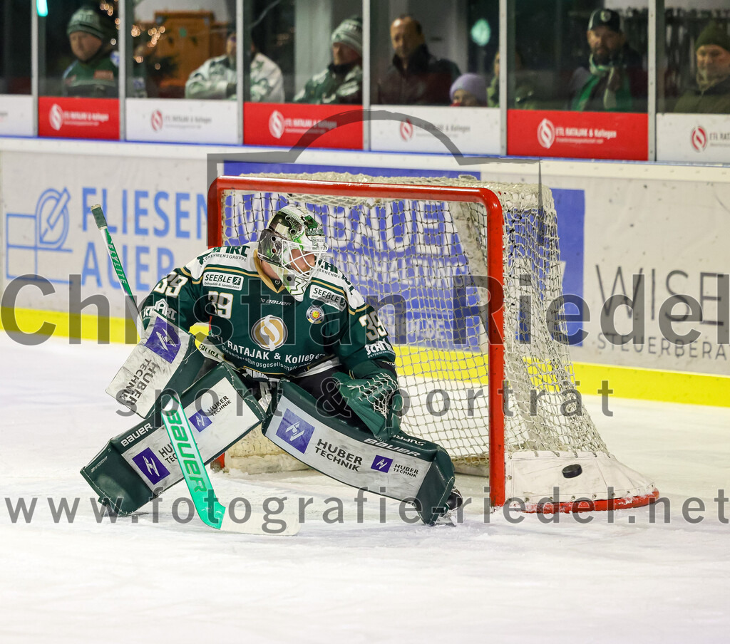 2025-12-14_086_TSV_Erding_gegen_ECDC_Memmingen_Indians | Erding, Deutschland, 14.12.2025:Eishockey, Oberliga Süd 2025 / 2026, 26. Spieltag, TSV Erding gegen ECDC Memmingen Indians, Endergebnis: 1:2Torwart Leon Meder (Erding Gladiators, #39)Foto: Christian Riedel / fotografie-riedel.net