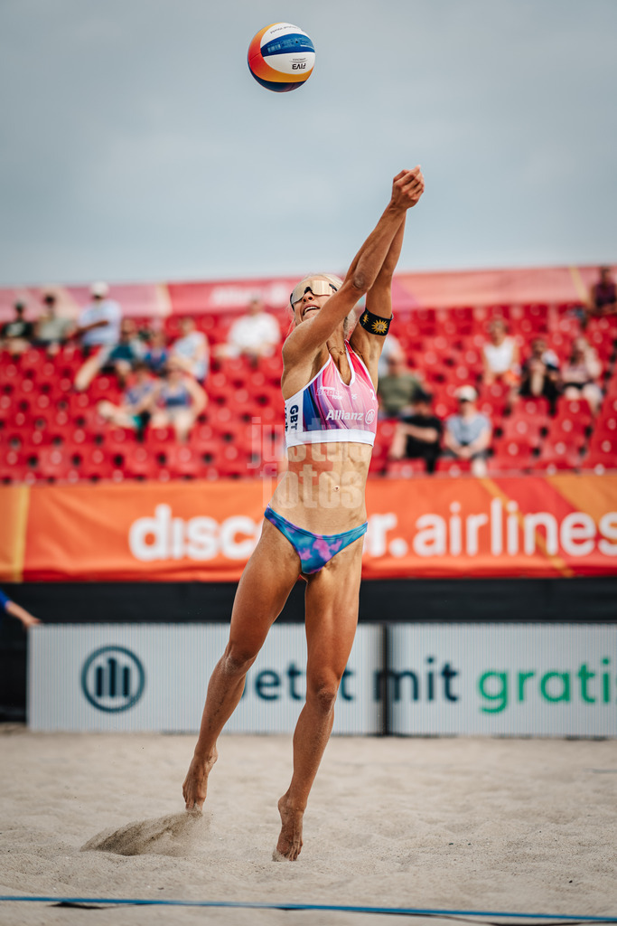 Beachvolleyball | Frauen | Allianz German Beach Tour 2024 | Tourstop Kühlungsborn 2 | 16.08.2024 | Paula Schürholz spielt den Ball