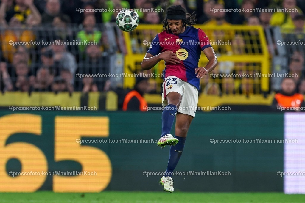 UCL1504251190 | 15.04.2025, Fußball, UEFA Champions League, Borussia Dortmund - FC Barcelona, BVB Stadion, Viertelfinale, Saison 2024 2025: Jules Kounde (FC Barcelona #23) Regulations prohibit any use of photographs as image sequences and or quasi-video.