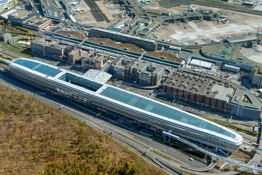 4020697 | Bahnhof und Hilton Hotel am Flughafen Frankfurt am Main