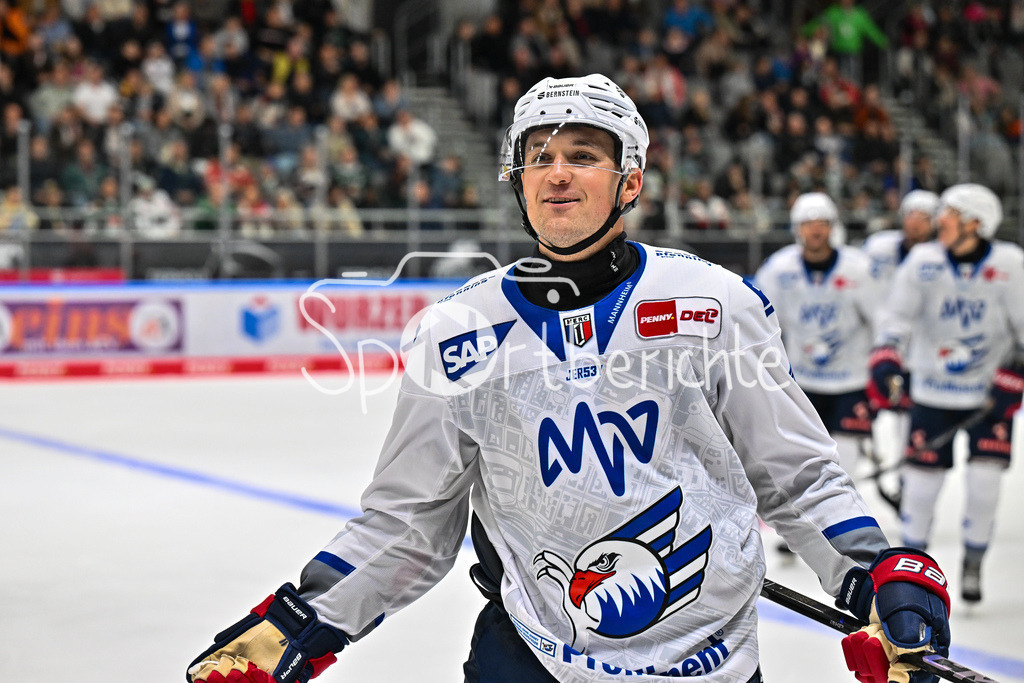 Augsburger Panther - Adler Mannheim | Jubel der Adler nach dem Treffer zum 6-3 durch Kristian REICHEL (Adler Mannheim 11)/ Tor / Torschuetze / Freude / Happy / DEL: Augsburger Panther - Adler Mannheim; Curt Frenzel Stadion am 14.09.2025